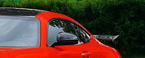 Laque rouge d'un coupé : toit, vitre, rétroviseur et aileron